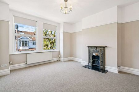 SHORT LET - A three bedroom newly refurbished flat. - Photo 2