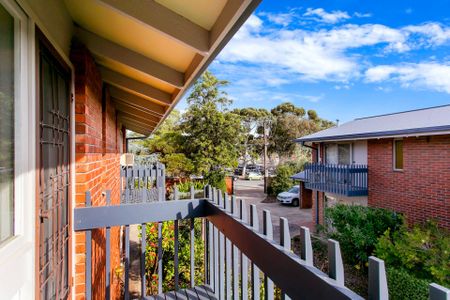 City Fringe 2 bedroom townhouse in well maintained garden setting - Photo 3