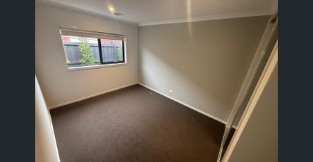 LUSH EX-DISPLAY HOME, 2 LIVING, CENTRAL COOLING - Photo 2