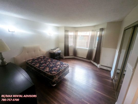 GREAT 2 BED+DEN, 2 BATH CONDO WITH IN-SUITE LAUNDRY & HEATED UNDERGROUND PARKING IN THE COMMUNITY OF OLIVER - Photo 1
