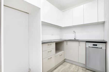 MODERN STUDIO APARTMENT - IDEALLY POSITIONED - Photo 2