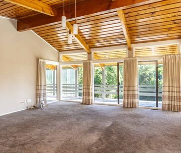 Spacious family home with mechanics pit & access to the Halswell Qu... - Photo 5