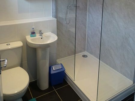 Terraced House to rent on - Photo 2