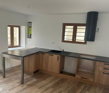 MAISON DE BOURG ENTIEREMENT RENOVEE AVEC JARDIN - Photo 2