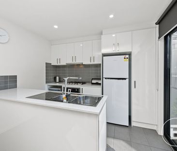 CONTEMPORARY THREE BEDROOM TOWNHOUSE WITH STUNNING PARK VIEWS - Photo 3