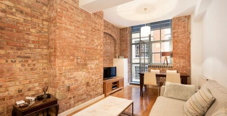 Excellent one bedroom apartment boasting exposed brickwork, wood floors and balcony located adjacent to Tower Bridge. - Photo 2