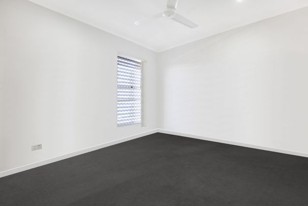 LARGE TOWNHOUSE 2 LIVING AREAS, VIEWS & GREAT SIZE BACK YARD - Photo 1