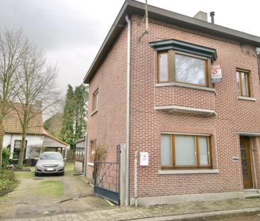 Instapklare, half-open woning met 3 slpk, bijgebouw en oprit voor 9... - Photo 6