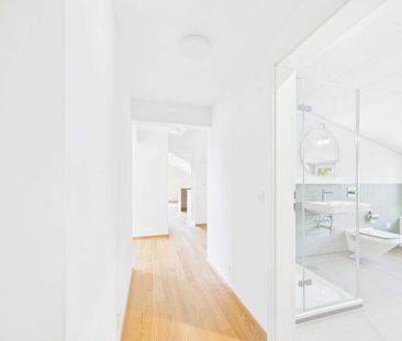 Sehr grosszügige, lichtdurchflutete, frisch renovierte Dachwohnung - Photo 4