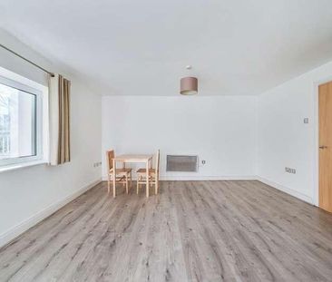 Holland Gardens, Brentford, TW8 - Photo 2