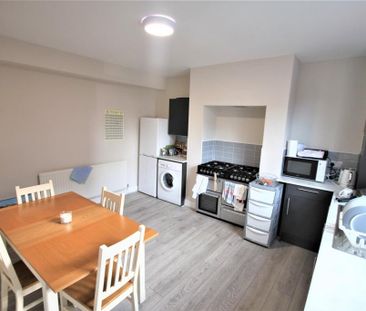 4 bedroom end of terrace house to rent - Photo 1
