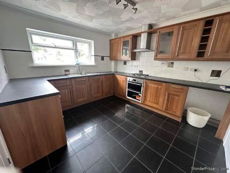 5 bedroom property to rent in Plymouth - Photo 4