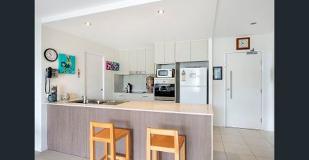 One of a kind 2-bedroom apartment in the heart of Hope Island - Photo 4