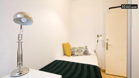 Single Bed in Room in a shared 6-bedroom apartment for rent in Castilla, professionals and students only. - Photo 4