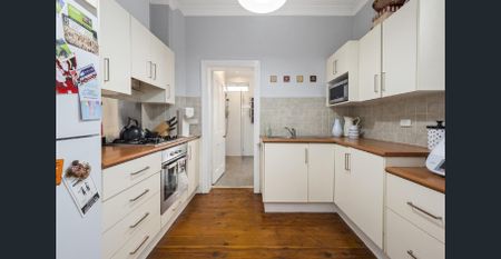 Spacious apartment in vibrant sought-after location - Photo 3