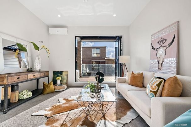 Modern townhouse situated at rear with garden - Photo 1