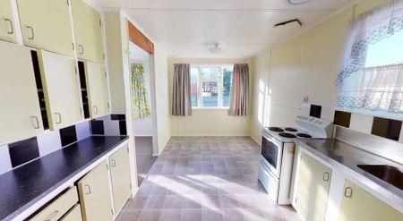 Awapuni - 3 Bedrooms - Photo 3