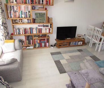 2 bedroom mews to rent - Photo 5
