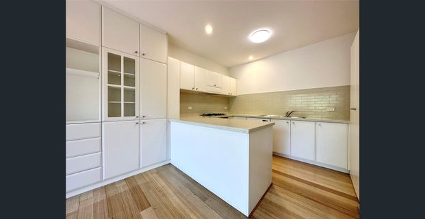 UNFURNISHED ELEGANT FLOORBOARD TWO BEDROOM APARTMENT WITH SEPERATED STUDY UNIT LOCATED IN RIVERSIDE APARTMENTS - SOUTHBANK !!! - Photo 1