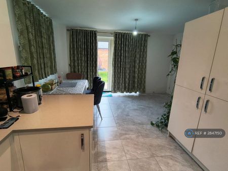 4 bedroom detached house to rent - Photo 4