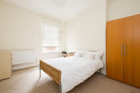 8 bedroom townhouse to rent - Photo 2