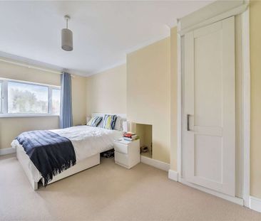 A deceptively spacious family home in a popular residential setting. - Photo 3