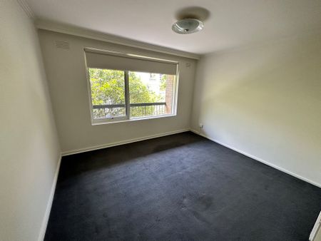 Freshly painted and spacious two bedroom apartment - Photo 2