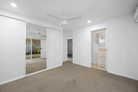 HOME WITH POOL, SHED & OUTDOOR AREA, 2 MINUTES WALK TO BEACH - Photo 3