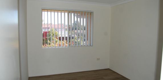 Spacious 2 bedroom apartment conveniently located close to transport - Photo 2