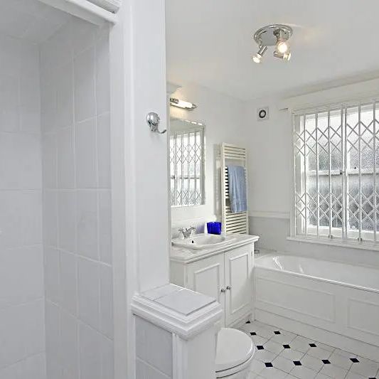 2 bedroom maisonette in Islington - Photo 2