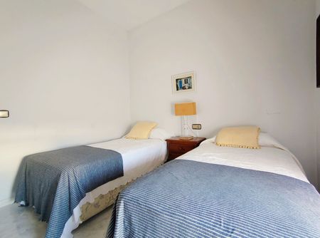 Middle Floor Apartment in The Golden Mile - Photo 2