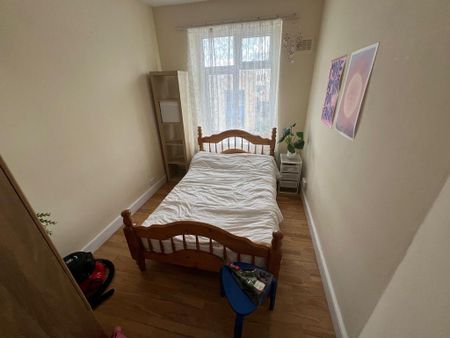 4 bedroom flat to rent - Photo 4