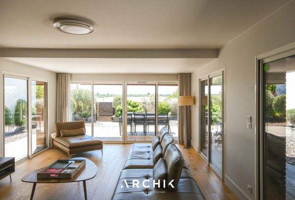 Architecture contemporaine, cette petite copropriété de 3 lots construite en 2020 et située en première ligne accueille un appartement de 140 m2 ouvert sur un beau jardin privatif d'environ 150 m2 en plein coeur du quartier de l'Aiguillon. - Photo 1