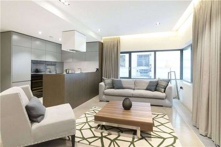 Available on both long and short let. This is a beautiful 1st floor apartment comprising: 2 bedrooms, 2 bathrooms, additional guest WC, balcony, reception rooms, and fully fitted kitchen. - Photo 2