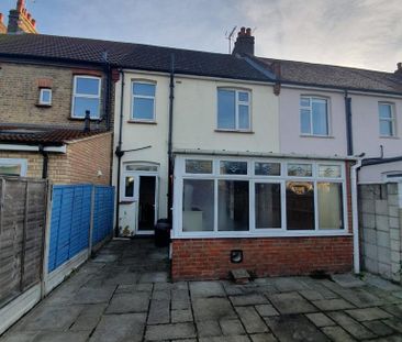 4 bedroom terraced house to rent - Photo 3