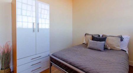 1 bedroom in a flat share to rent - Photo 2