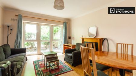 Bed in a twin room in a 2-bedroom flat in Silicon Docks - Photo 3