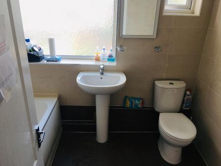 1 bedroom in a house share to rent - Photo 5