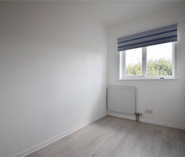 Well presented 3 bedroom mid-terrace house situated just to the sou... - Photo 3