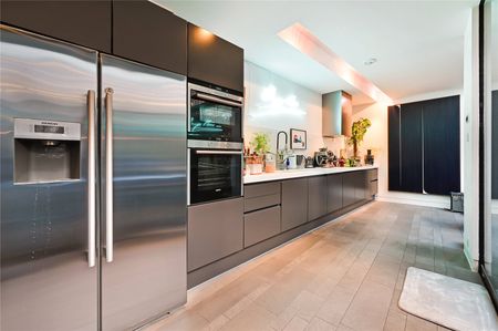 A Stunning Hyde Park Apartment in a Historic Conversion - Photo 5