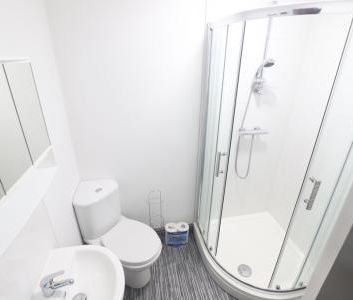 London Road, Newcastle-under-Lyme, ST5 - Photo 1