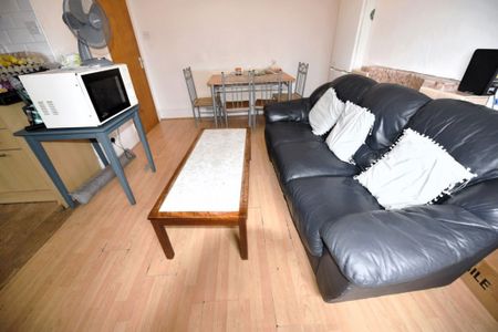 3 bedroom House in Hyde Park, Leeds - Photo 3