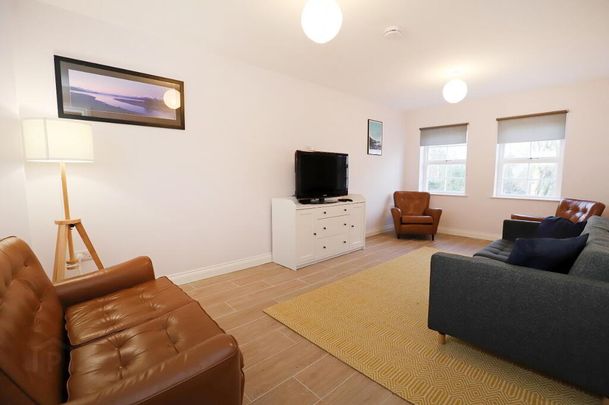 SHORT TERM LET, Meeting Street, Hillsborough, BT26 6GP - Photo 1