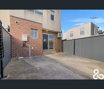 11/335 Grand Boulevard, Craigieburn, Vic 3064 - Photo 1