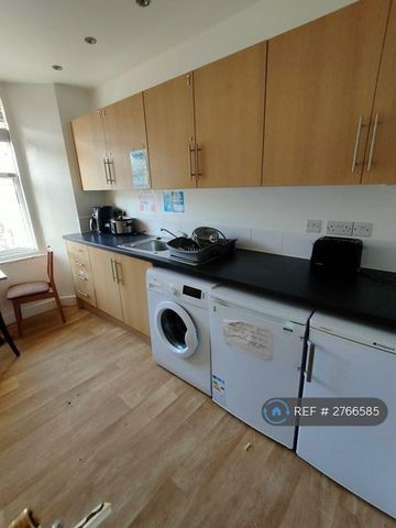 1 bedroom in a house share to rent - Photo 4