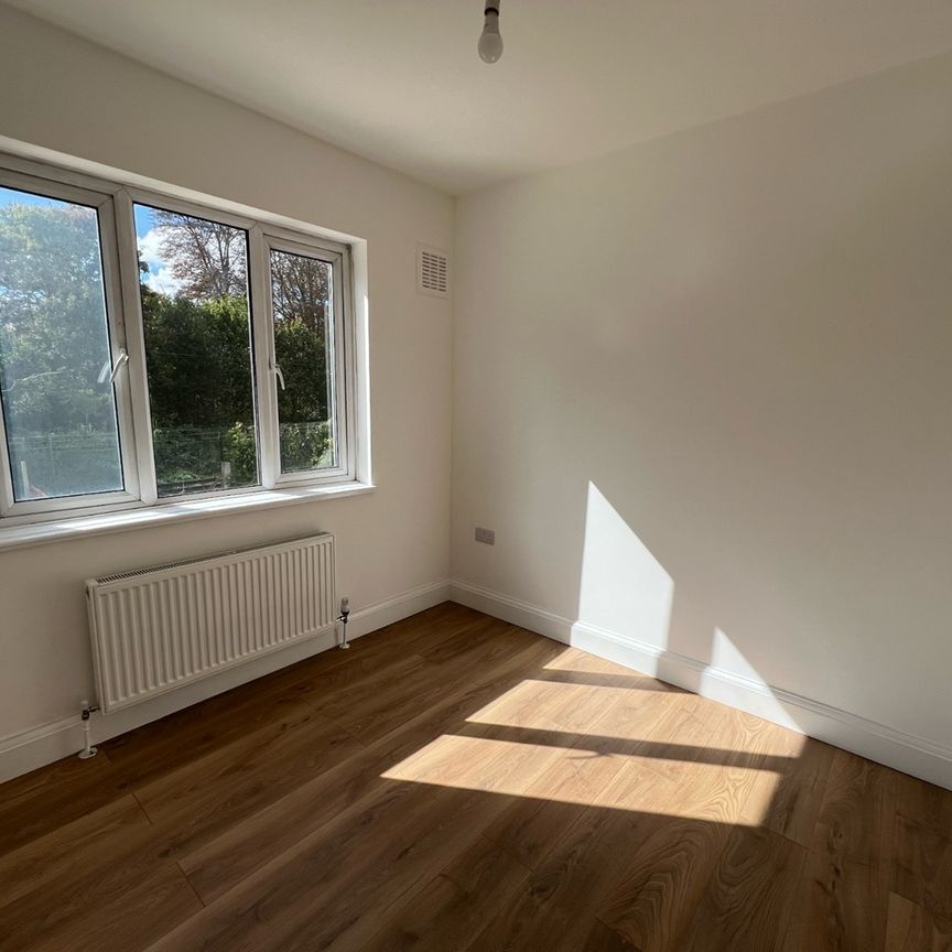 3 Bed Terraced House, New Close, SW19 - Photo 1