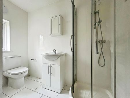 Beechtree Avenue, Englefield Green, Egham, Surrey, TW20 0SR - Photo 4