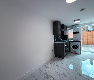 Two bedroom Annex flat ideal for two students-£1600 pcm - Photo 4