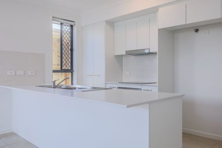 Easy living with low yard maintenance! - Photo 2