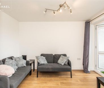 4 bedroom flat to rent - Photo 2